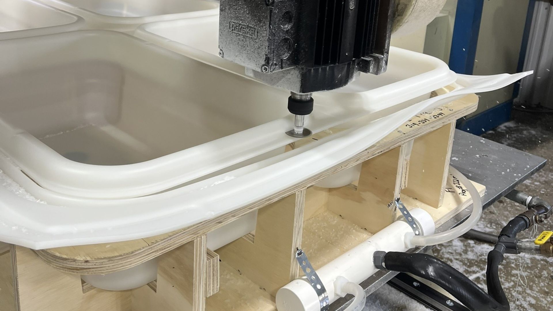 CNC ROUTER TRIMMING PLASTIC THERMOFORMING